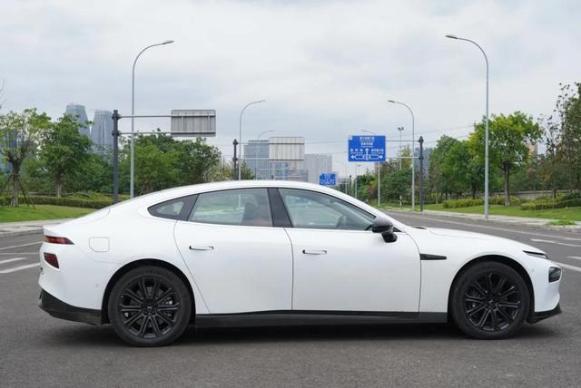 特斯拉慘遭小鵬P7降維打擊，22.99萬起要什么自行車