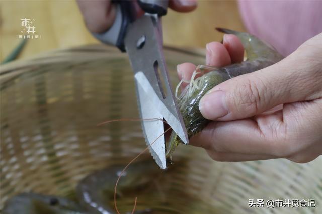 鲜虾，用水煮鲜味就跑了！海边渔民教你一招，虾肉不柴，鲜香软滑