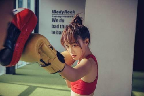 被蓝盈莹美到了，《浪姐》初舞台好惊艳，私服