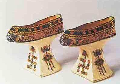 清朝嫔妃的花盆底鞋，跟高又难受，为什么还要穿？
