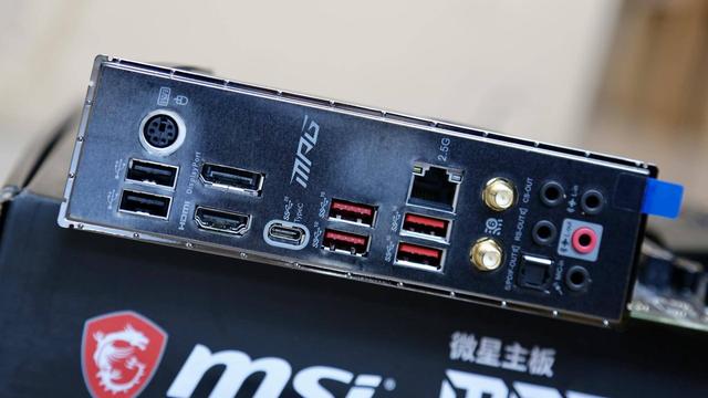 微星MPG Z490 GAMING CARBON WIFI主板开箱小测