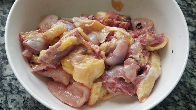 南乳蒸鸡，广东人常吃的一道家常菜，香味浓味道好，做法超简单