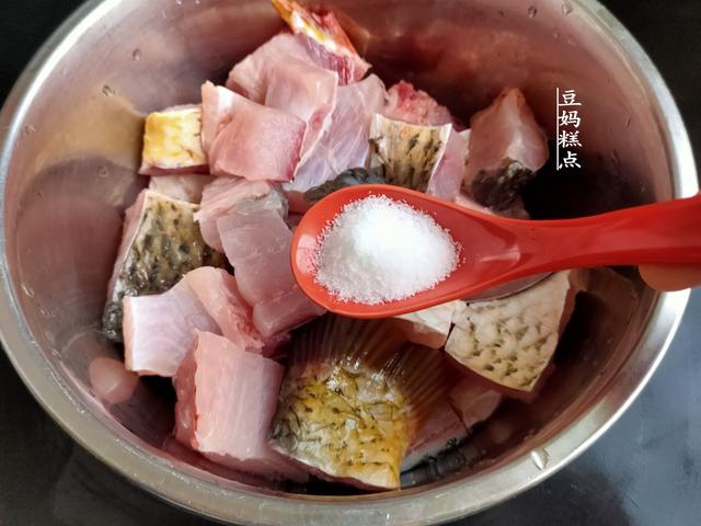 孩子考试，多吃鱼，学会这2招，鱼肉入味鱼皮不破，真好用