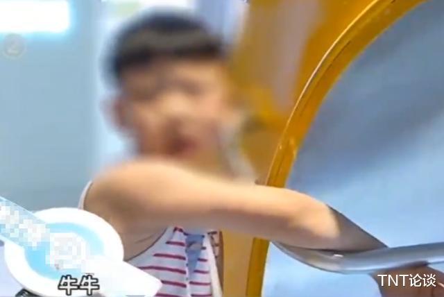 玩商场里的"大滚筒", 孩子弄断了手！谁出医药费引争议