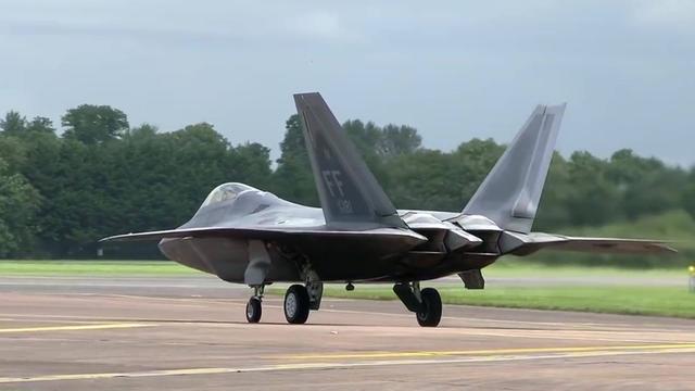 美军一架F22A倒栽葱摔了