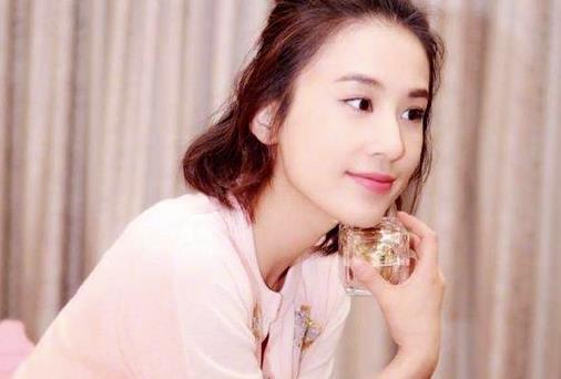 黄圣依参加20年同学会照片曝光，网友：女神和普