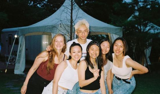 庾澄庆伊能静儿子晒近照周围全是女生，曾因穿