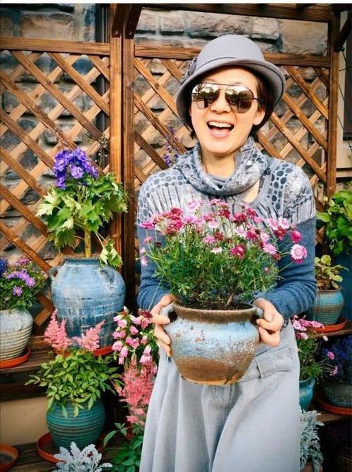 56岁范明：娶了大他6岁的女总裁，其豪宅犹如城堡一般，令人羡慕