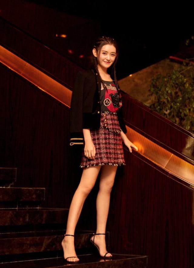 蒋依依请帅气男同学吃火锅，看清小哥哥的颜值