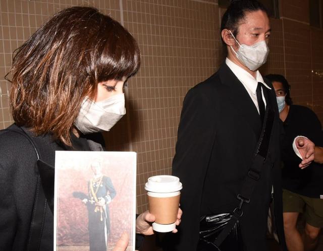 赌王灵堂外一红衣女子现身，自称是赌王亲女儿，出生就被抱到山里