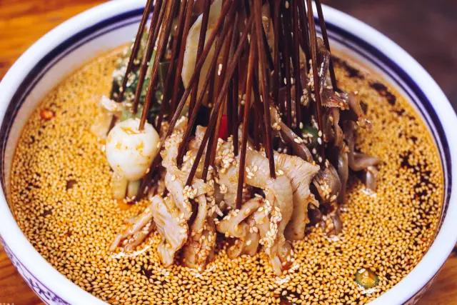 冷吃兔拍了拍“钵钵鸡”，乐山和自贡，谁是你们心里的Top1?