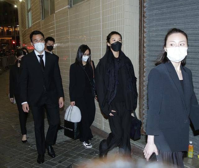 赌王葬礼，何超仪何超莲为什么六神无主，原因