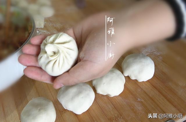 想吃水煎包再也不用去买了，按照这个方法做，薄皮大馅好吃极了