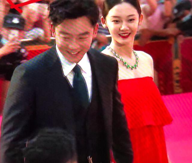 苗苗挺着大孕肚上台阶，谁注意郑恺手上动作？是不是真爱一目了然