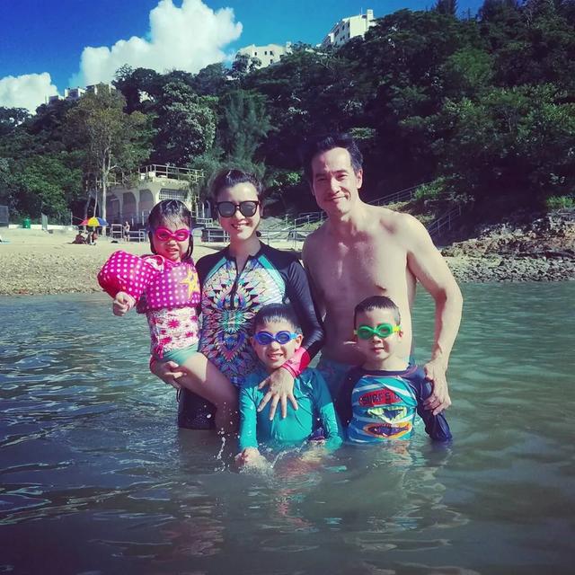 陈豪陈茵媺夫妇带子女去海边游玩，一家五口互动有趣又欢乐