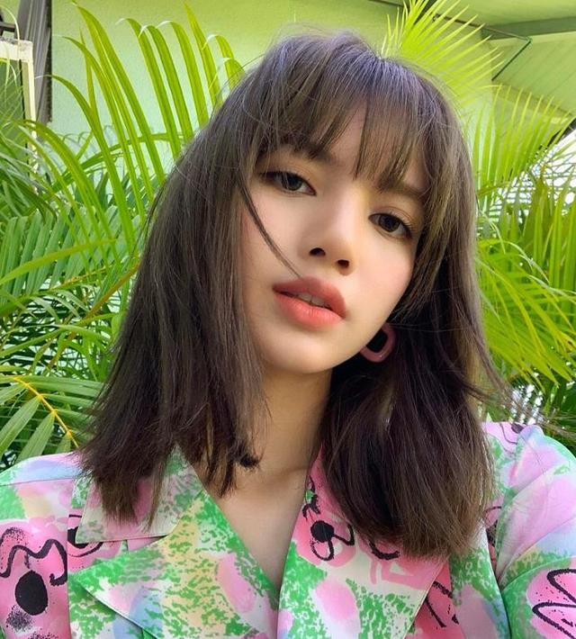 迪丽热巴越来越“Lisa化”了？齐刘海黑眼线，好似双胞胎姐妹