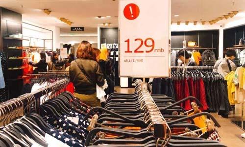 地位不输优衣库，凭借“抄袭”大火，利润首亏