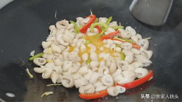 客家人炒猪大肠从不直接下锅炒，想要开胃好吃，这一步一定不能省
