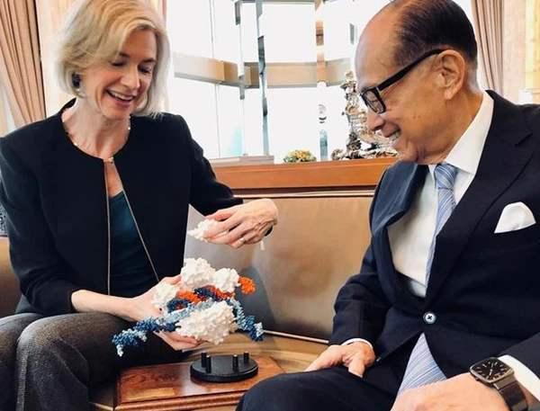 李嘉诚一生三件事“错事”，2件事对不起中国，