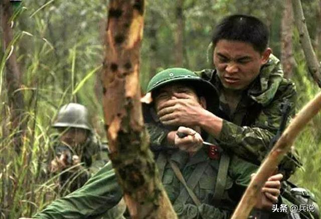 出境潜伏30小时，来了3名越军，最前面的是女兵
