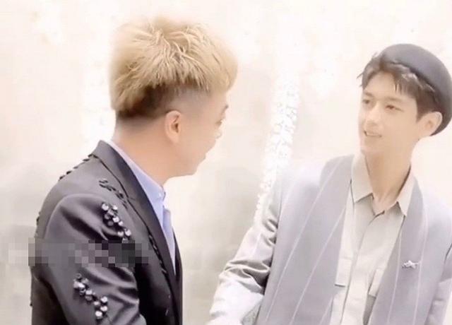 明星与网红合照，开了十级美颜滤镜后的李现，