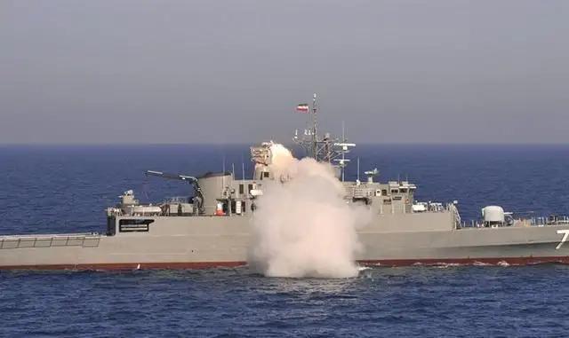 伊朗軍艦被“意外擊中”后畫面曝光：艦體起火冒煙慘不忍睹