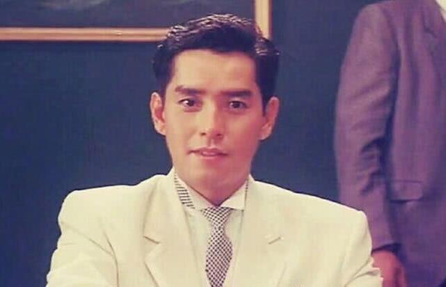 “坐拥双妻”谭咏麟，30年原配被抛弃，朱咏婷：