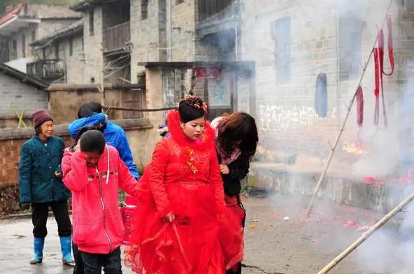 农村光棍越来越多，除了天价彩礼之外，还有这