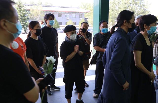 沈力遗体告别仪式，倪萍哭肿双眼需人搀扶，朱军满头白发心情沉重