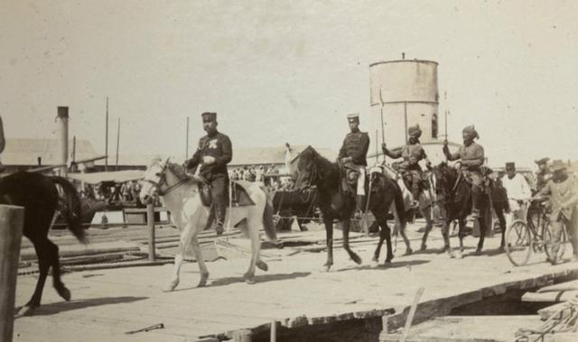 1900年，八国联军占领天津，老百姓帮忙运送弹药