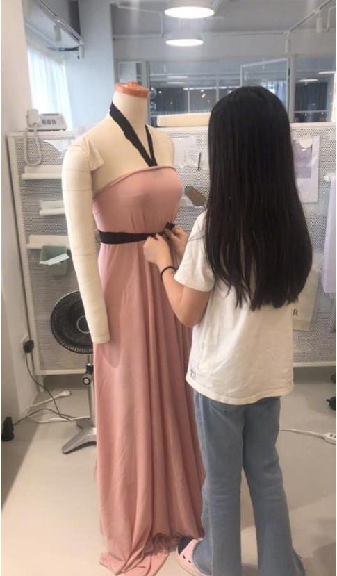 夏克立女儿已长大！夏天穿T恤配牛仔裤清纯极了