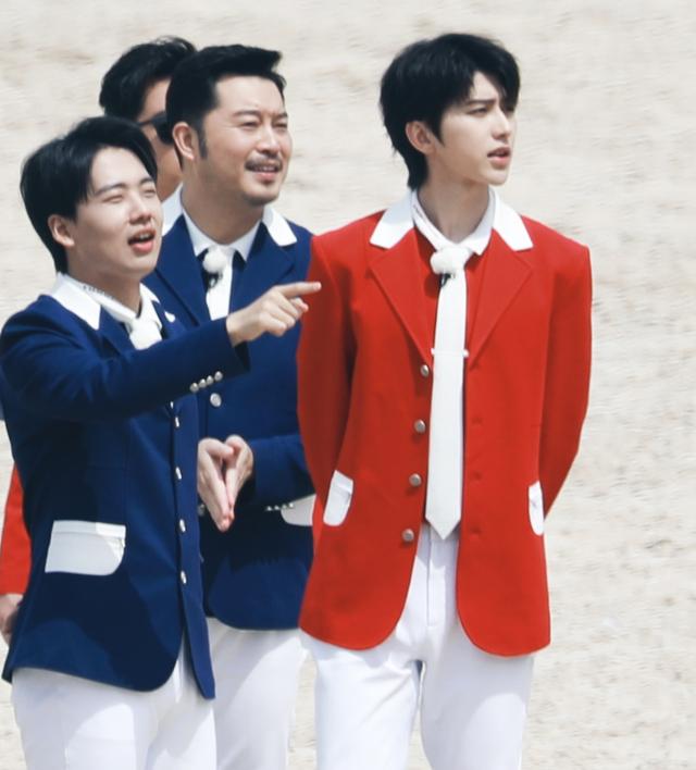 baby穿紧身裤不搭高跟鞋，见她生图下的全身照，真实身材一望而知