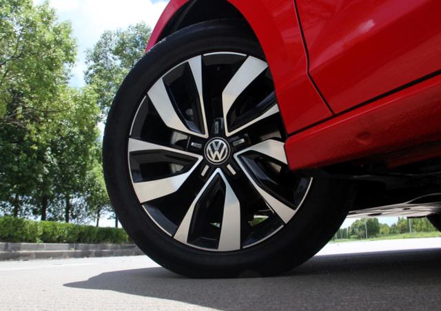 大众凌渡来了，比本田思域更好看，百公里油耗5.4L，14.29万起