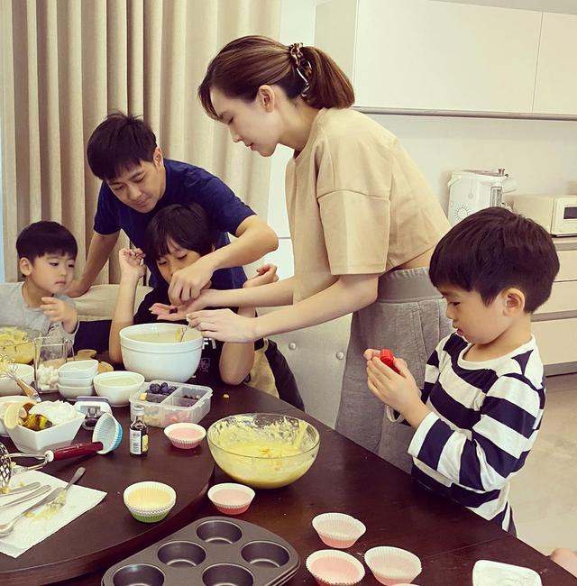 陈若仪与双胞胎儿子合照，穿亲子装合影，老三活泼挡镜头笑容可爱