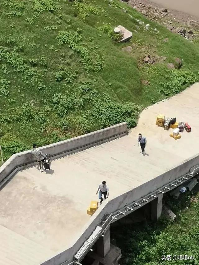 赵丽颖黑长直头发录《中餐厅》，身材瘦力气大，提大箱子爬楼梯