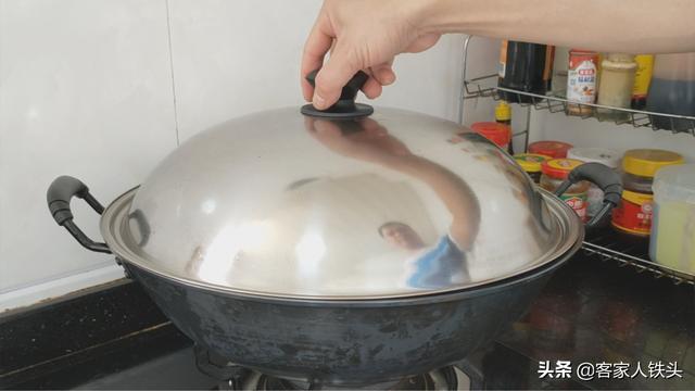 4斤鸡一抹二腌三入锅，教你客家盐水鸡，咸香独特，比盐焗鸡还香