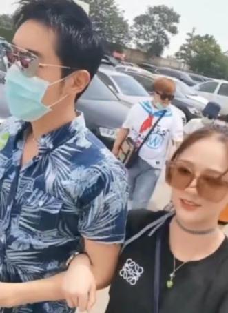 懒理粉丝催婚，陈乔恩晒与男性友人亲密挽手照被嘲，用一句话怒怼