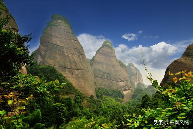 广西和湖南共有的景区，波澜壮阔很壮观，曾矛盾不断，现和睦相处