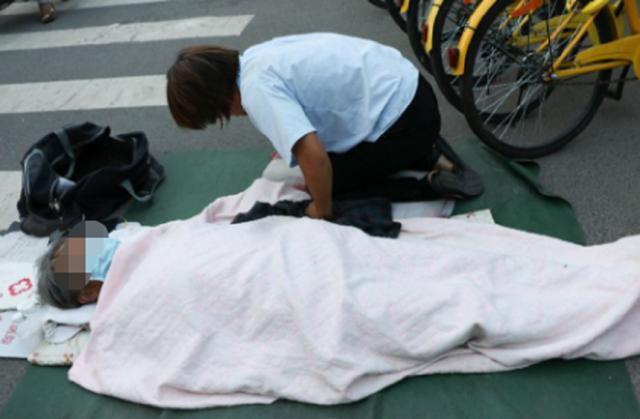 保姆闷死老人后续：女儿下跪道歉，丈夫曝其杀