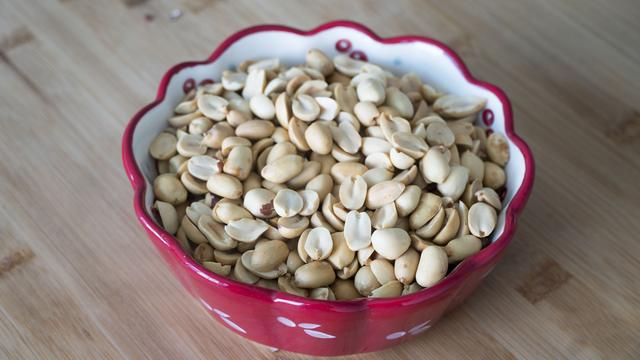 自制花生酱原来这么简单，只需3个步骤，香浓细腻，好吃无添加