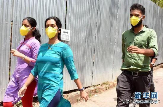 印度老百姓排队领免费口粮！莫迪能处理好疫情吗