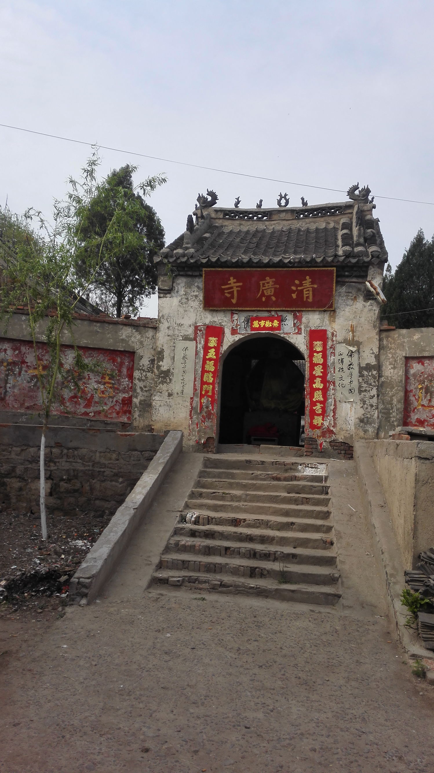 白石坡村南部一处繁忙的建筑工地,是正在建设中的宝丰县梁青寺汝官窑