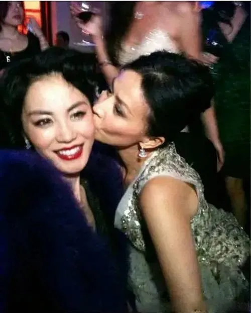 李嘉欣和黎姿"豪门朋友圈"曝光:身家十亿,假装闺蜜?