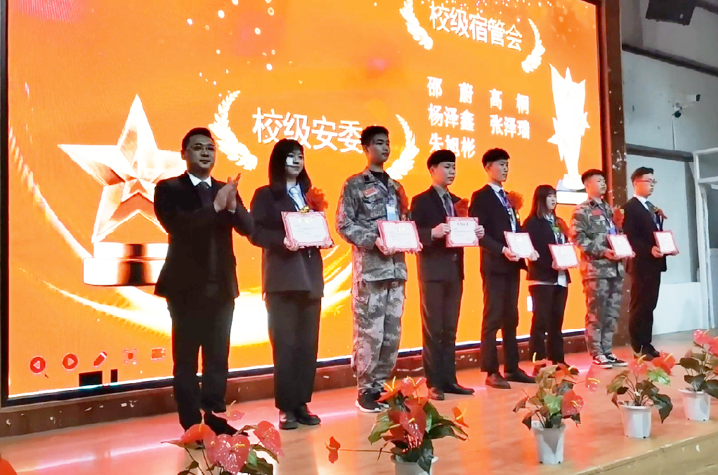 Set an example tree new wind!The 2020 university-level student cadre commendation Conference was held