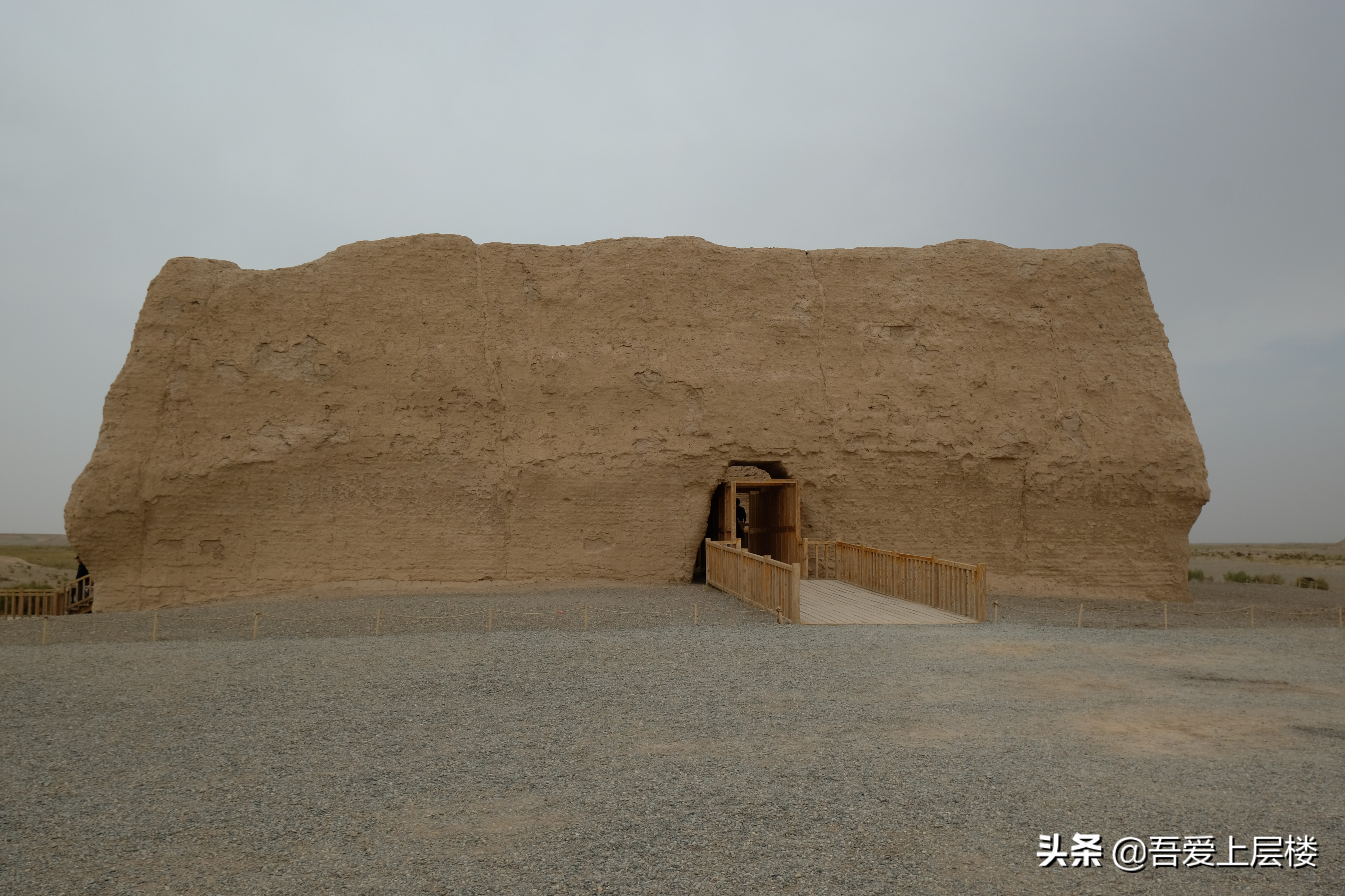 西汉长城西起大宛贰师城,经赤谷城,龟兹,焉耆,车师,居延,沿着燕然山