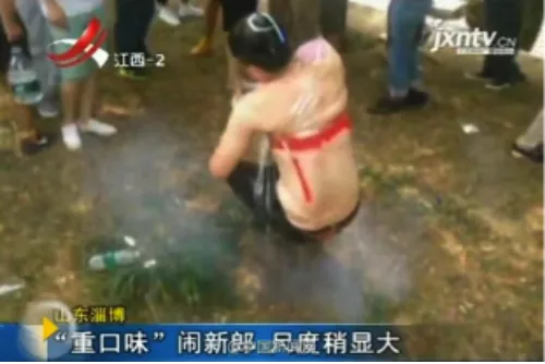 “婚礼当天被扒光、关铁笼、扔鸡蛋”