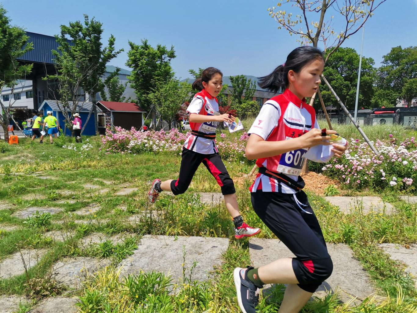 长三角美丽乡村红色之旅梁弄定向越野挑战赛在梁弄镇鸣枪