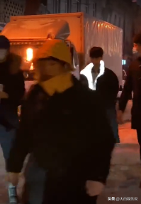  范丞丞反光羽绒服，网友：太亮了吧！