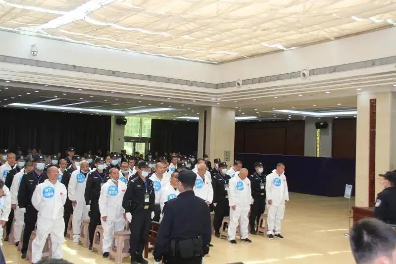 70余人围攻警察砸烂警车，谁指使的？