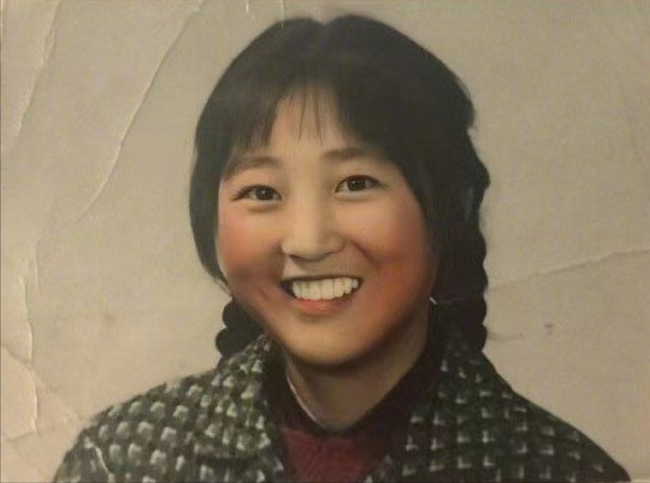 而现实中,贾玲的妈妈李焕英,是在18岁,进了襄阳宜城的"东方化工厂".